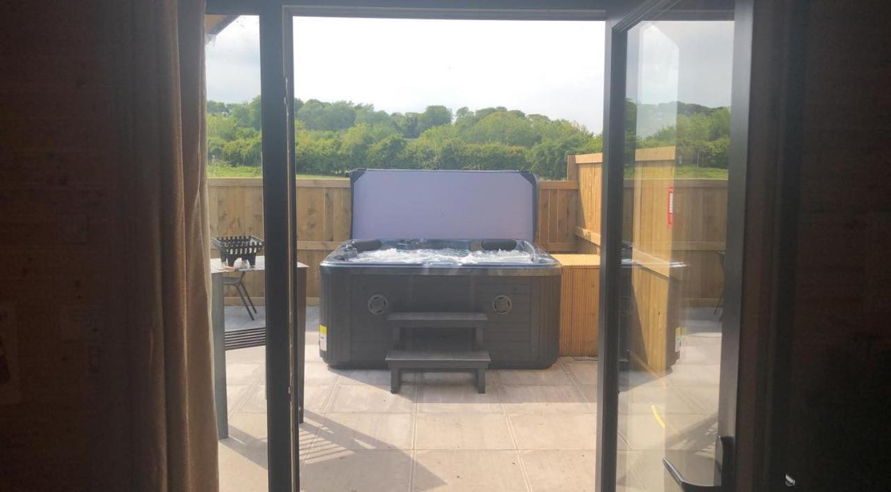 Superior Glamping Pod With Hot Tub Hotel Frodsham Exterior photo